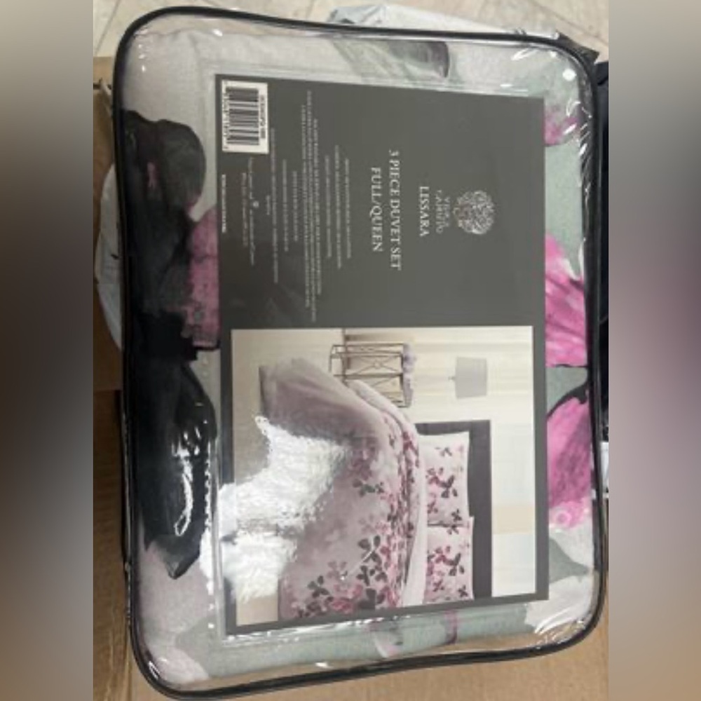 Vince Camuto Lissara 3 Piece Duvet Cover Set Queen - Picture 6 of 6